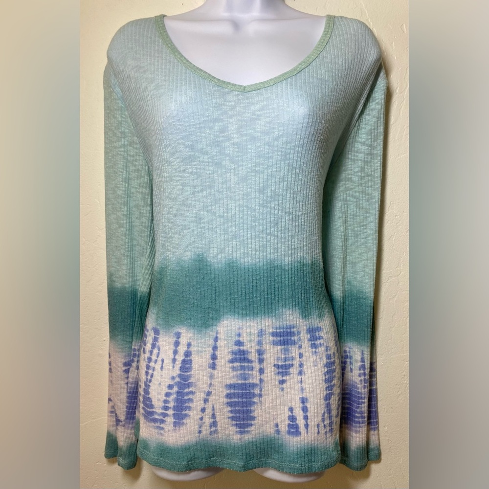 Lightweight dressy casual tie dye shirt 💙